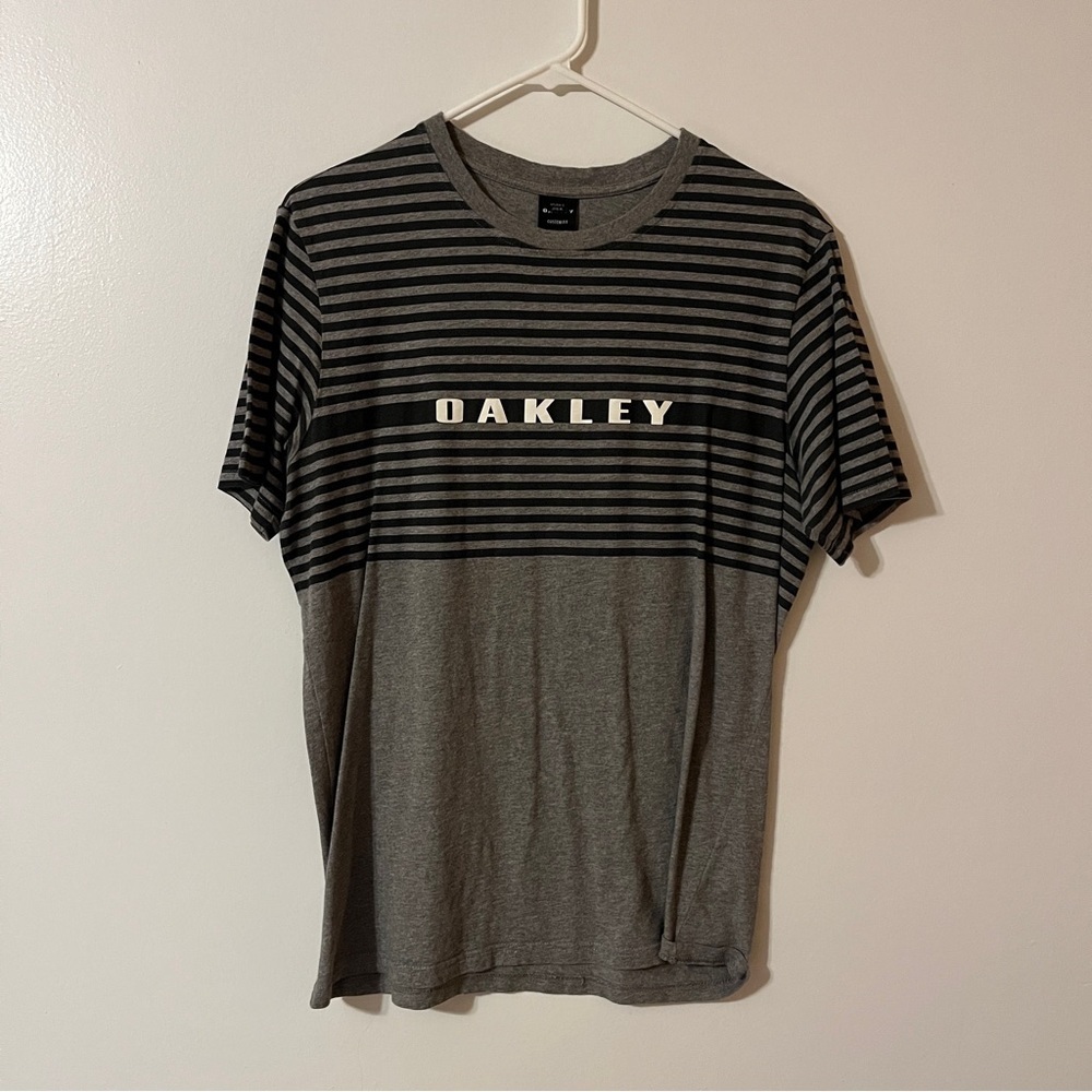 Oakley Men’s Gray & Black Striped Short Sleeve T-Shirt